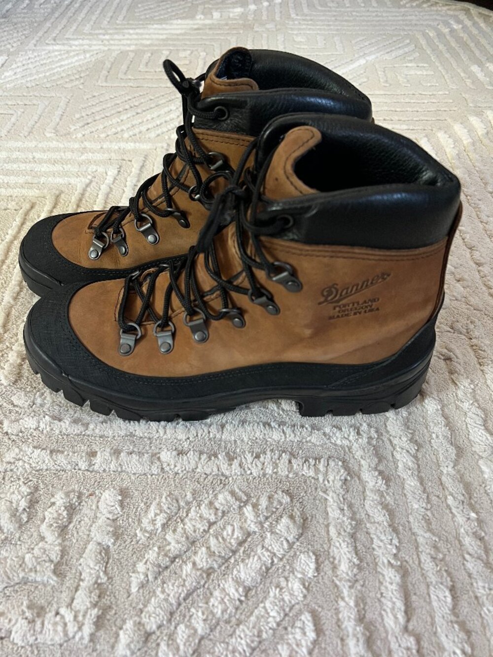 Danner Hiker Boots 43513X Men’s size 9.5 R Leather GORE-TEX Vibram Boots